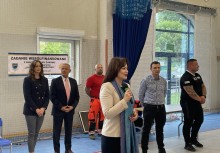 Burmistrz Mariola Zmudzińska przemawia, w tle 5 osób - powiększ