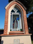 [fot. UG Żukowo] Renowacja przydrożnej kapliczki w Skrzeszewie - powiększ