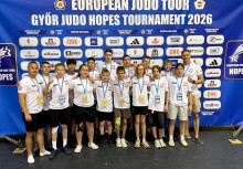 Zdjęcie grupowe na tle dużego baneru z napisem 'European Judo Tour w Győr Judo Hopes Tournament 2026' i logotypami sponsorów.  - powiększ