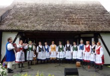 [fot. nadesłane]
Udana prezentacja Zespołu KGW Chwaszczyno „KASZUBKI” - powiększ