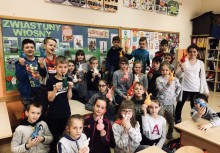 [fot. nadesłane] Wielkanocne zajączki w szkolnych murach żukowskiej „ jedynki” - powiększ