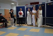 [fot. Publiczne Gimnazjum nr 2 im. Jana Heweliusza w Żukowie] Zabawa w teatr - powiększ