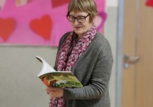 Na zdjęciu kobieta czytająca książkę
