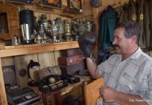 Muzeum historyczne w miejscowości Saipetnieki, na zdjęciu właściciel - entuzjasta pan Andrejs Stablenieks - powiększ
