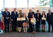 Na zdjęciu: Prezes Polskiego Komitetu Olimpijskiego(PKOL) Andrzej Kraśnicki, Wiceminister Środowiska Sławomir Mazurek, Jolanta Bosca Executive Direktor,  Ambasador Francji, w Warszawie  Pierre Levy, Dyrektor zarządzająca Krajowej Agencji Karolina Loth-Babut Poszanowania Energii, Prezes Zarządu Narodowego Funduszu Ochrony Środowiska i Gospodarki Wodnej Kazimierz Kujda, laureatki uczennice Szkoły Podstawowej w Chwaszczynie: Zuzanna Śliniak, Ewa Janczukowicz
 - powiększ
