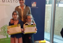 Laureatki z Małgorzatą Gorgolewską, nauczycielką plastyki w szkole podstawowej w Chwaszczynie - powiększ