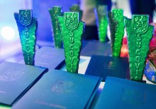 Statuetki i teczki - powiększ