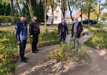 W parku przy Szkole Podstawowej nr 1 w Żukowie stoją: Przewodniczący Rady Miejskiej w Żukowie, dyrektor Szkoły Podstawowej nr 1 w Żukowie, Starosta Powiatu Kartuskiego i Burmistrz Gminy Żukowo - powiększ