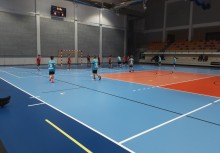 Zawodnicy grają na hali w piłkę ręczną - powiększ