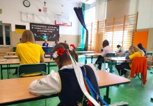  Uczestnicy IX Wojewódzkiego Konkursu „Wiedzy o Kaszubach – Kaszubski Wiec” podczas rozwiązywania testu pisemnego w Szkole Podstawowej w Borkowie. Wśród nich młodzież w tradycyjnych strojach kaszubskich. - powiększ