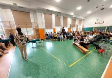 Zakończenie konkursu „Kaszubski Wiec” w Borkowie – sala wypełniona uczestnikami, opiekunami i gośćmi. - powiększ