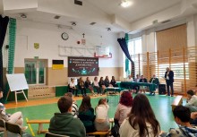 Uroczyste ogłoszenie wyników konkursu „Kaszubski Wiec” w SP Borkowo – finaliści i goście zgromadzeni w sali gimnastycznej. - powiększ
