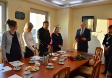 [fot. B. Bujnowska-Kowalska] Wręczenie aktów nadania awansu zawodowego nauczycielom - powiększ