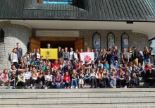 Turnus Tatry - wspólne zdjęcie uczestników przed Sanktuarium Matki Bożej Fatimskiej - powiększ