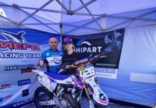 Na zdjęciu dwie osoby z Motocrossem. - powiększ