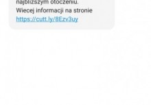 Na grafice zrzut ekranu z telefonu i treść wiadomości sms: 'Zostales skierowany do odbycia 10-dniowej kwarantanny z powodu zakazenia w Twoim najblizszym otoczeniu. Więcej informacji na stronie'. Dalej podany jest link. - powiększ
