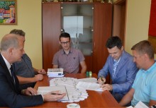 Burmistrz Wojciech Kankowski podpisuje umowę z przedstawicielami konsorcjum firm Kruszywo Sp. z o.o. oraz Bituminium Sp. z o.o na przebudowę drogi Skrzeszewo - Przyjaźń - powiększ