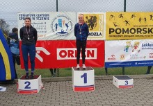 Dwie zawodniczki na pierwszym i drugim stopniu podium - powiększ