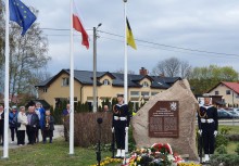 Pomnik ofiar stalinizmu i hitleryzmu oraz stojący obok żołnierze - powiększ