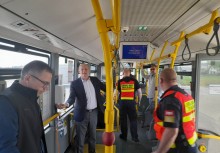 Kilka osób wewnątrz autobusu - powiększ