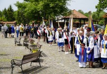 Zbiórka na placu przed kościołem - powiększ