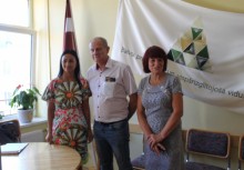 Szkoła zawodowa w Balvi - na tle sztandaru szkoły, od lewej - zastępca dyrektora Pani Vineta Muzaļevska, Burmistrz Żukowa Pan Wojciech Kankowski, Wice Mer Balvi Pani Sarmite Cunska,  - powiększ