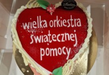 Tort w kształcie serca z napisem Wielka Orkiestra Świątecznej Pomocy - powiększ