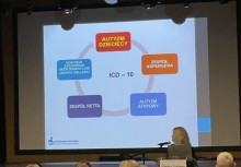 Slajd prezentacji dotyczącej autyzmu podczas konferencji 'Zrozumieć autyzm' - powiększ