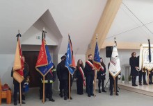 Poczty sztandarowe w kościele - powiększ