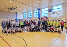 Na zdjęciu kilkudziesięciu zawodników, trenerzy oraz goście