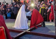 Na zdjęciu aktorzy odgrywający role podczas Misterium Męki Pańskiej - powiększ