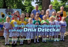 Grafika z okazji Dnia Dziecka. Na drugim planie dzieci oraz dorośli