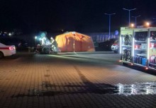 Noc, w tle namiot strażaków rozstawiony niedaleko pożaru - powiększ