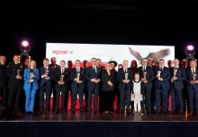 Na scenie około 30 osób, część z nich trzyma statuetki - powiększ
