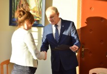 [fot. B. Bujnowska-Kowalska] Wręczenie aktów nadania awansu zawodowego nauczycielom - powiększ
