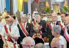 Około 20 osób wewnątrz kościoła - powiększ