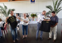 Burmistrz Wojciech Kankowski przekazuje koszulki Gminy Żukowo - powiększ