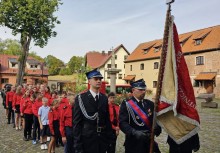 Strażacy w oficjalnych strojach