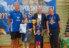 6 osób, wśród nich zawodniczka trzymająca puchar - powiększ