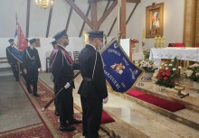 Na zdjęciu poczty sztandarowe OSP w kościele