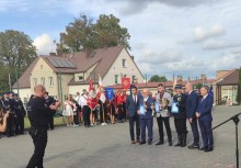 Na zdjęciu władze gminy i powiatu oraz nagrodzeni strażacy - powiększ