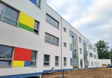 Rozbudowywana szkoła w Baninie, widok z zewnątrz