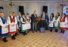 Na zdjęciu Burmistrz oraz Przewodniczący RM wręczający gratulacje KGW Małkowo - powiększ