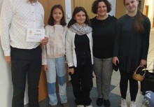 Pracownik urzędu z trzema uczennicami oraz nauczycielką - powiększ
