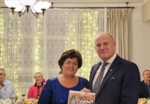 Burmistrz z przewodniczącą KGW Tuchom - powiększ