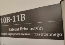 Tabliczka z napisem: 10B-11B Referat Urbanistyki Zespół Zagospodarowania Przestrzennego