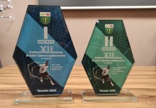 Statuetki dla I i II miejsca w XII Halowych Mistrzostwach Polski Samorządowców w Tenisie - powiększ