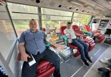 Mężczyźni podczas oddawania krwi w mobilnym punkcie krwiodawstwa - powiększ