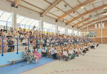 Uczniowie i rodzice zgromadzeni na trybunach sali gimnastycznej – wspólne rozpoczęcie nowego roku szkolnego. - powiększ