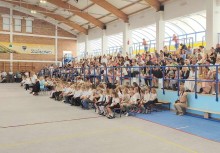 Sala gimnastyczna wypełniona uczniami i rodzicami – uroczyste rozpoczęcie roku szkolnego w Gminie Żukowo. - powiększ